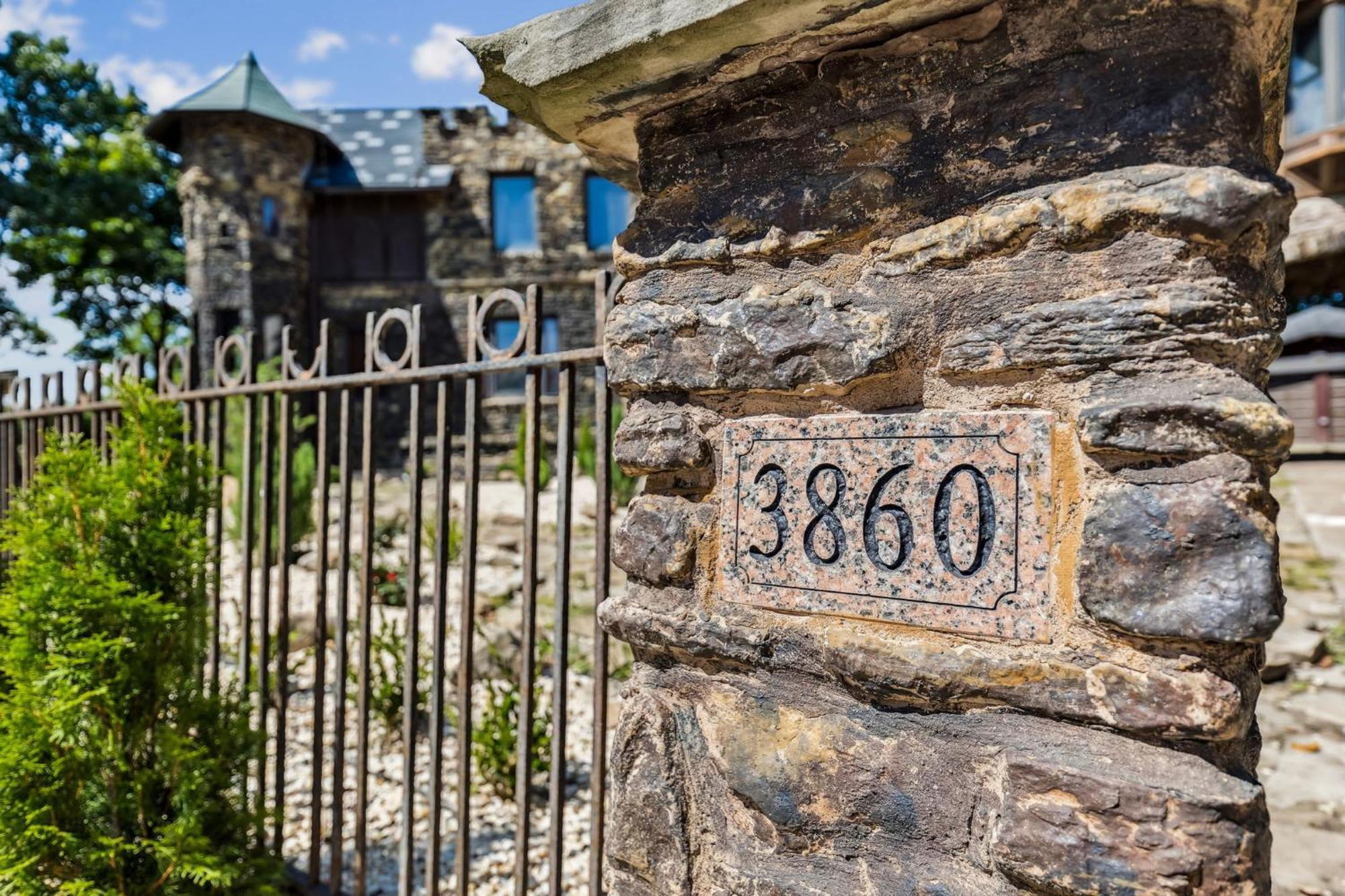 Enchanted Castle - Your Royal Getaway Awaits Cleveland Exterior photo