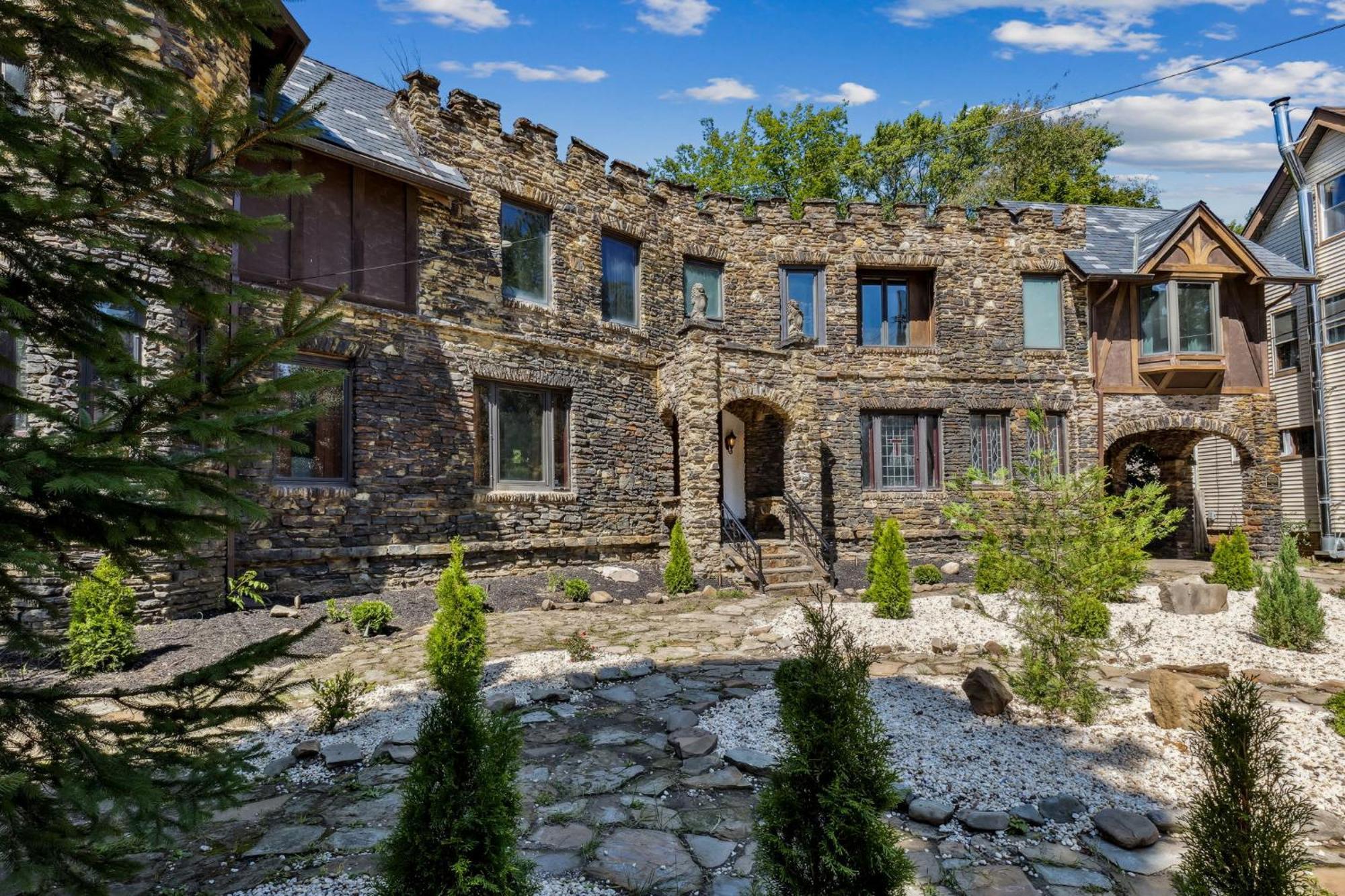 Enchanted Castle - Your Royal Getaway Awaits Cleveland Exterior photo