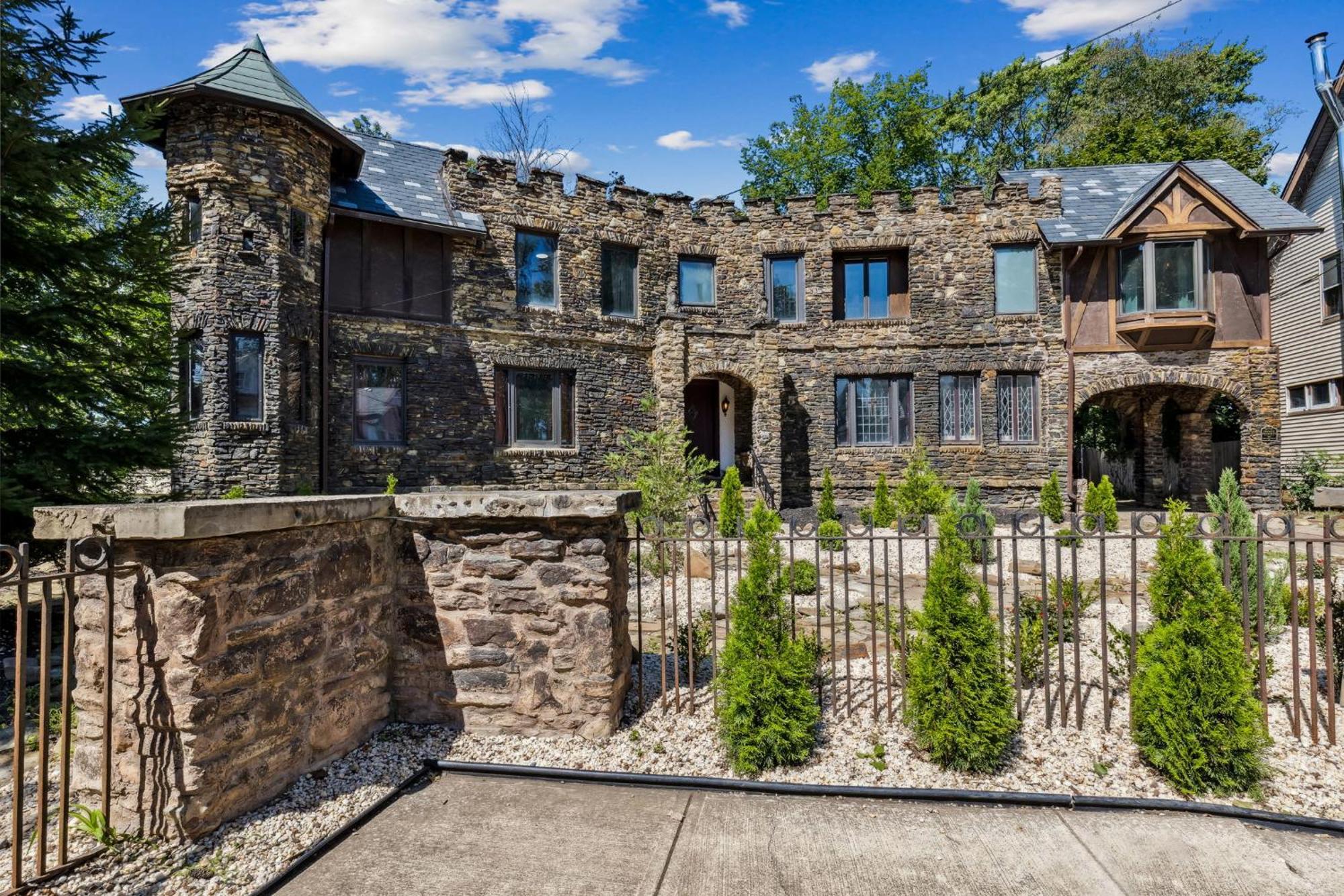 Enchanted Castle - Your Royal Getaway Awaits Cleveland Exterior photo