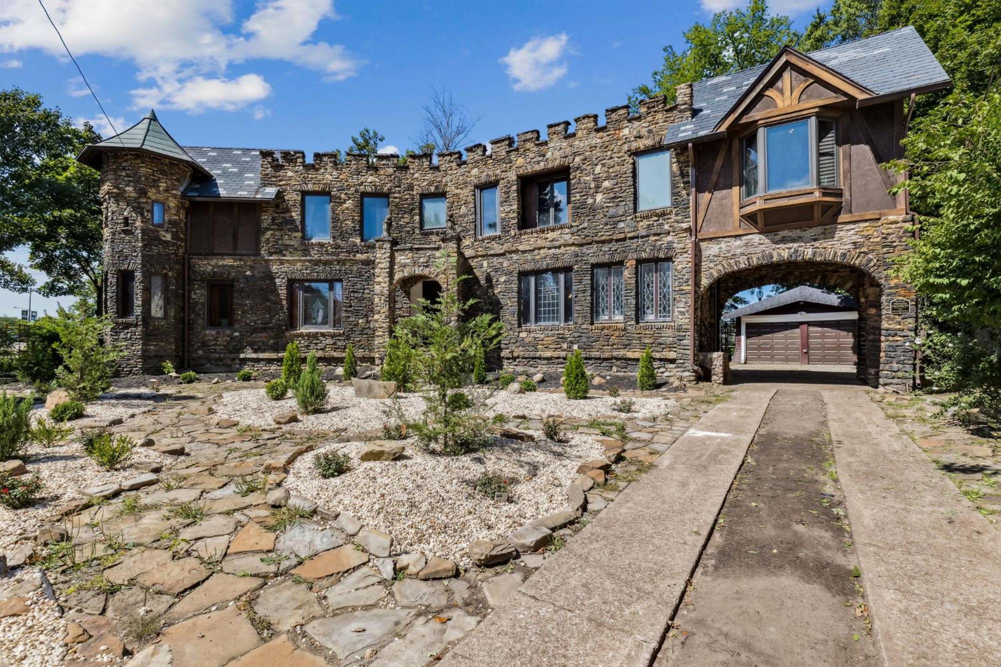 Enchanted Castle - Your Royal Getaway Awaits Cleveland Exterior photo
