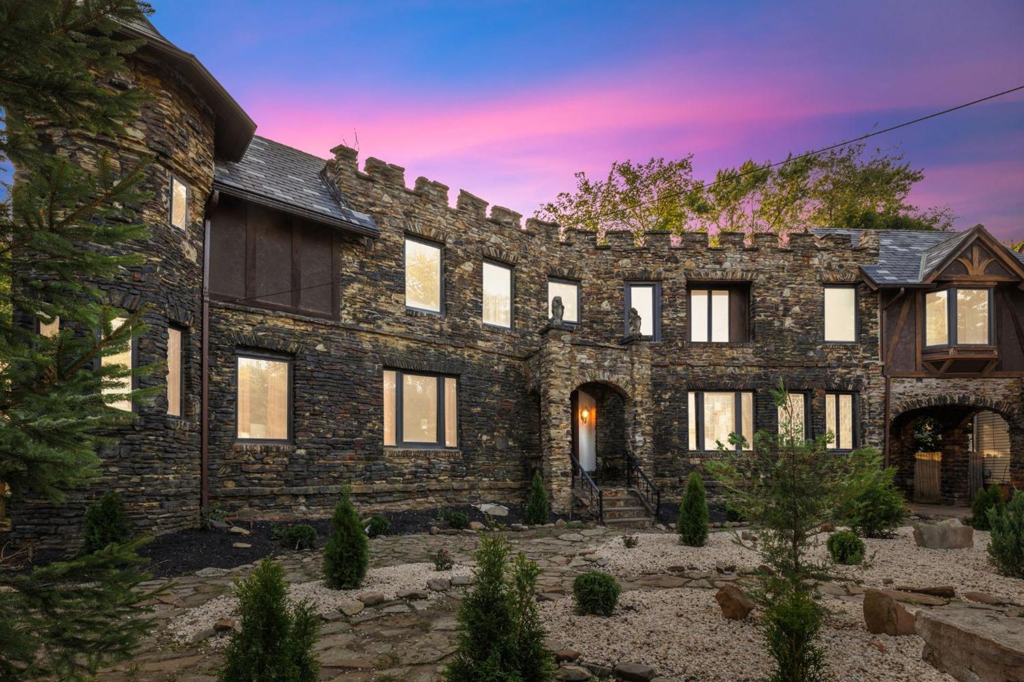 Enchanted Castle - Your Royal Getaway Awaits Cleveland Exterior photo