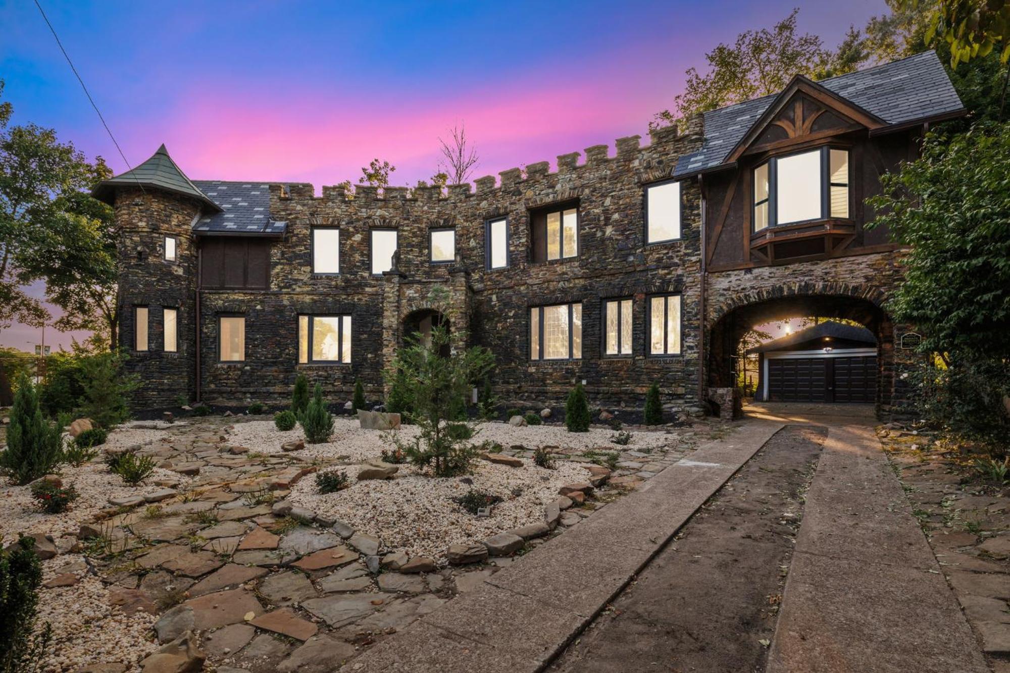 Enchanted Castle - Your Royal Getaway Awaits Cleveland Exterior photo
