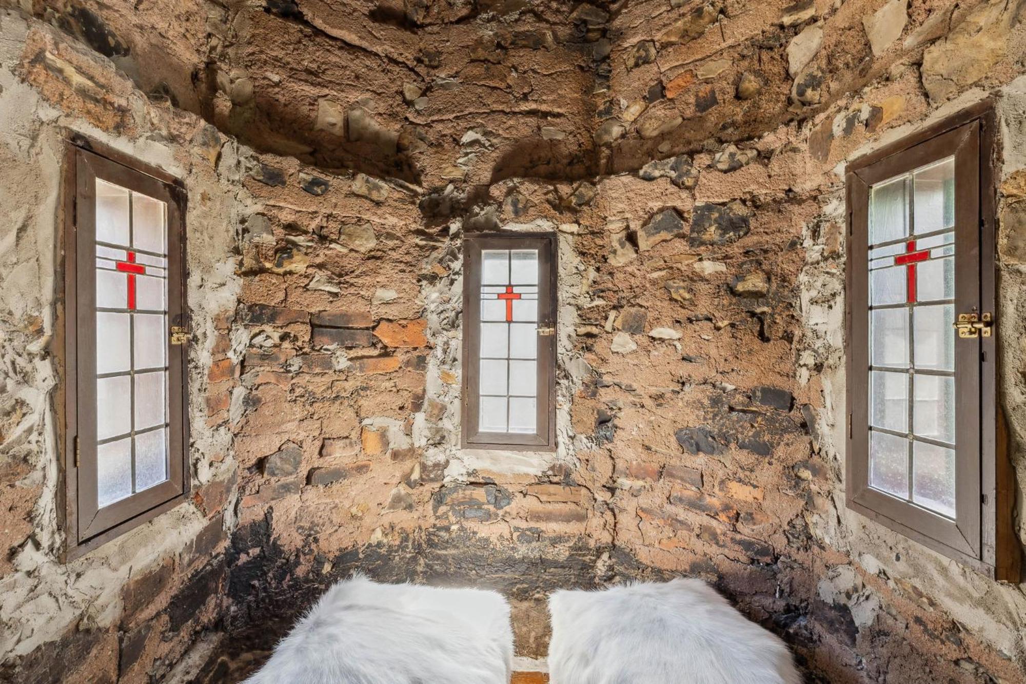 Enchanted Castle - Your Royal Getaway Awaits Cleveland Exterior photo